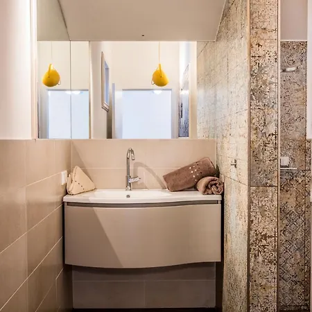 Haus Lukic קפרון